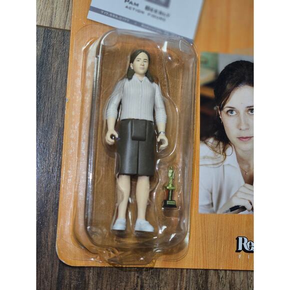 The Office ReAction Figures Wave 2 Pam Beesly (Dundie ) - Picture 4 of 6